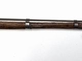 un fusil accroché au mur