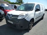 une camionnette blanche garée dans un parking