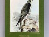une image représentant un livre vert sur lequel figure l'illustration d'un oiseau