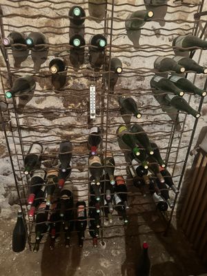 de nombreuses bouteilles de vin dans un casier à vin accroché au mur