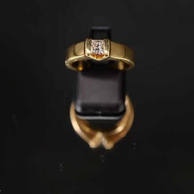 Gros plan sur une bague en or ornée d'un diamant