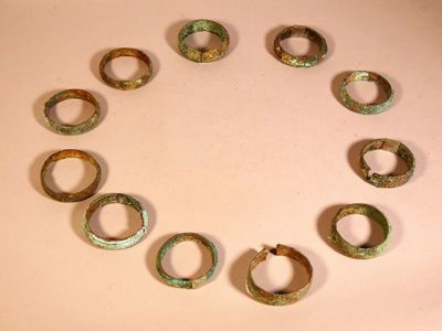 Important lot de vingt-cinq bracelets de fouilles avec forte…