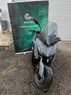 a black motorcycle parked in front of a building
