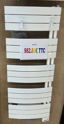 un radiateur blanc sur lequel est accrochée une étiquette de prix