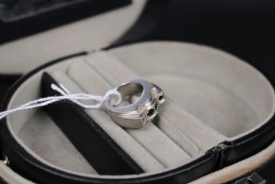 une bague dans un écrin, entourée d'un cordon
