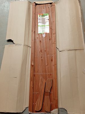 une porte en carton percée d'une ouverture dans une pièce