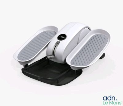 deux pédales sont posées sur un support, sur une surface blanche