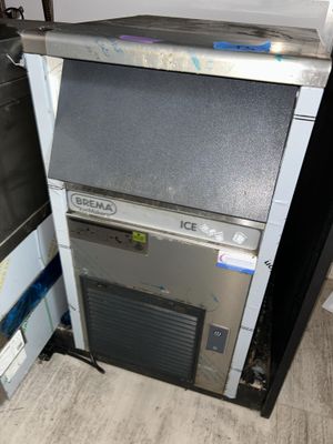 une image d'une cuisine avec une cuisinière et un lave-vaisselle