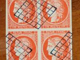 quatre timbres représentant une femme, posés sur une table