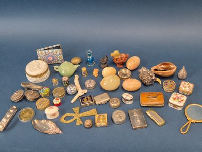 un tas d'objets divers posés sur une surface bleue