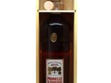 la bouteille de vin se trouve dans un coffret en bois posé sur une surface blanche