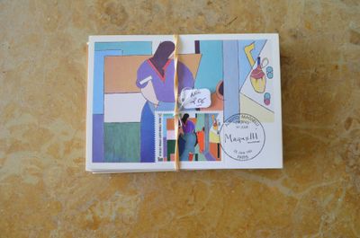 une photo d'une carte postale sur laquelle figure le portrait d'une femme