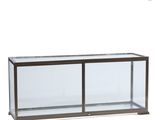 un gros plan d'une vitrine en verre sur fond blanc