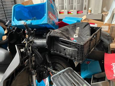 une moto garée à côté d'une pile de cartons