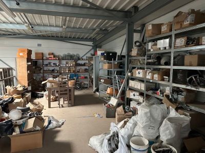 une pièce remplie de nombreuses boîtes et d'autres objets