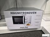 une boîte contenant un micro-ondes, exposée