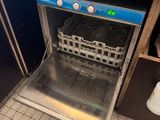un lave-vaisselle au milieu du plan de travail de la cuisine