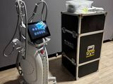 une machine posée sur le sol à côté d'une boîte