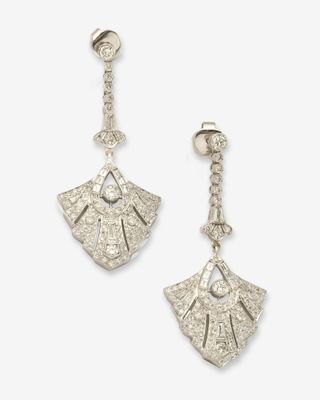 une paire de boucles d'oreilles en diamant et en argent
