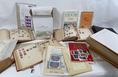 un grand nombre de livres posés sur une table