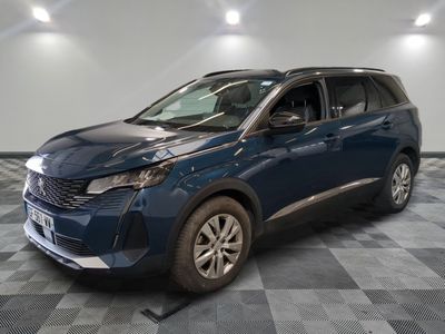 Le nouveau SUV Toyota C-HR 2020 est exposé dans un showroom
