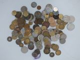 une pile de pièces de monnaie posée sur une surface blanche