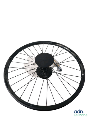 la roue avant d'un vélo avec un rayon noir et des rayons