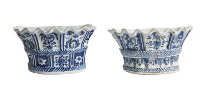 une paire de vases bleus et blancs sur fond blanc