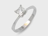 une bague en or blanc sertie d'un diamant taille princesse
