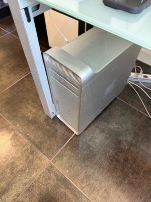 un bureau en verre sur lequel est posé un ordinateur