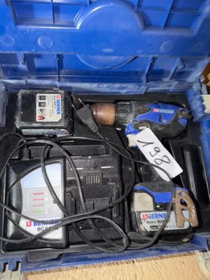 une boîte à outils bleue avec des outils sur le sol