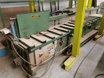 une image d'une machine qui travaille sur un morceau de bois