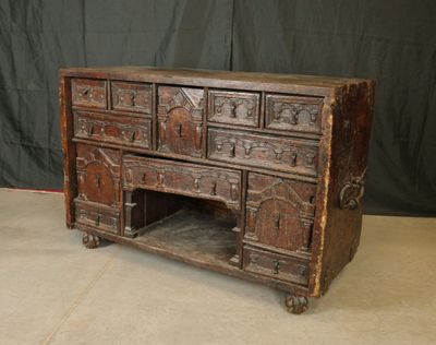 une vieille commode en bois surmontée d'une étagère