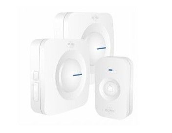 trois appareils électroniques blancs posés les uns à côté des autres sur une surface blanche