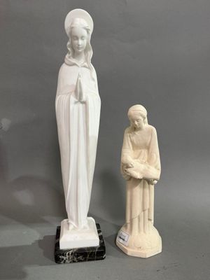 une statue représentant une femme tenant un enfant dans ses bras et une statue représentant une femme tenant un enfant dans ses bras