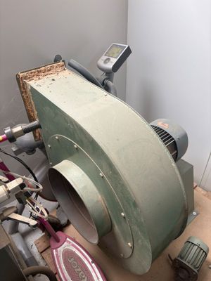 une machine posée sur une table dans une pièce
