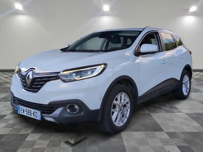 un renault kad suv blanc garé sur un sol en damier