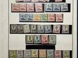 une photo d'une photo de timbres accrochés au mur