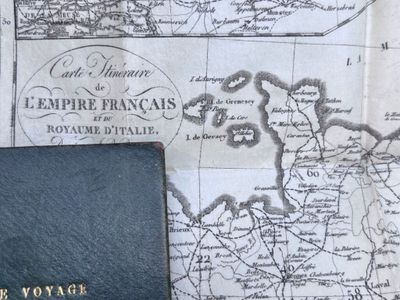 une carte de l'Europe et un passeport posés sur une table
