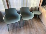 trois chaises placées les unes à côté des autres sur un plancher en bois