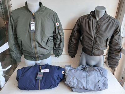 deux mannequins portant des vestes, exposés dans un magasin de vêtements