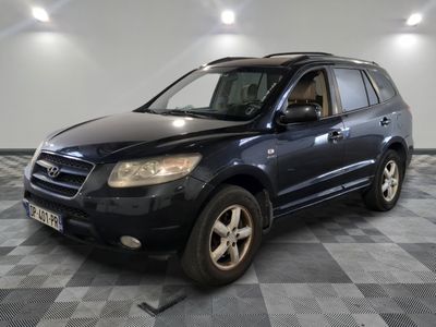 une photo d'un SUV bleu foncé garé dans un garage