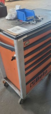 une boîte à outils orange posée sur une table
