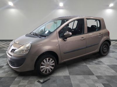 la photo d'une petite voiture garée dans un garage