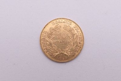gros plan d'une pièce d'or sur une surface blanche
