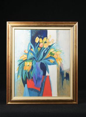 des tulipes jaunes dans un vase bleu sur fond noir