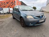 une petite voiture bleue garée dans un parking