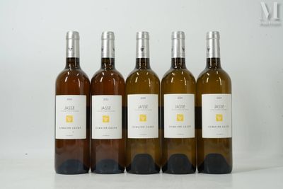 six bouteilles de vin sont alignées sur une table