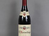 une bouteille de vin posée sur une table