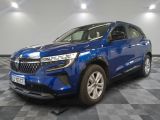 un 4x4 bleu garé dans un garage au sol en damier